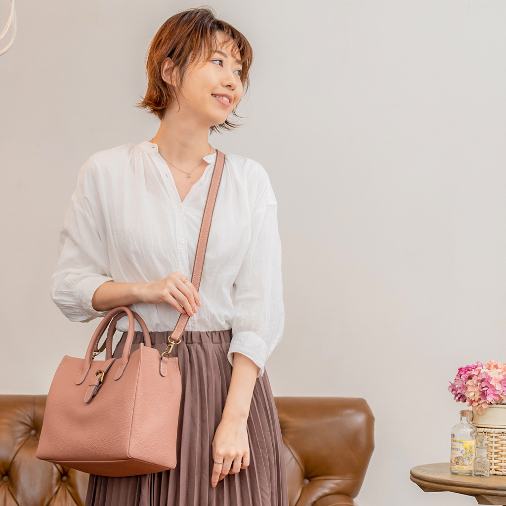 斜め掛けバッグ 本革 ショルダーバッグ　グレージュ　LiERRE LiERRE（リエール） ショルダーバッグ レディース 斜めがけ 本革
